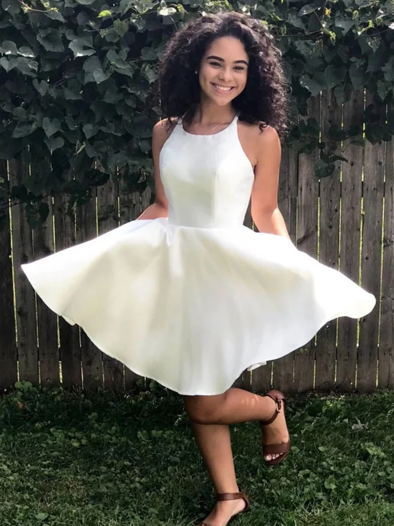 Robe de soirée courte en satin blanc à col rond et simple