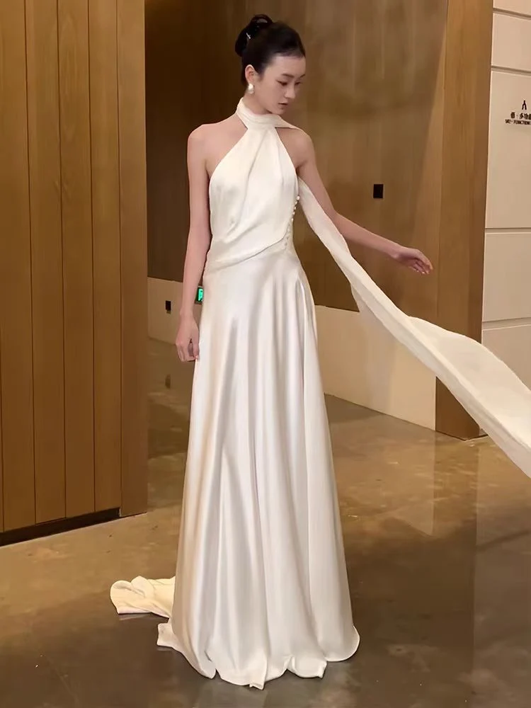 Robe de mariée décontractée en soie à col licou et dos nu avec drapé