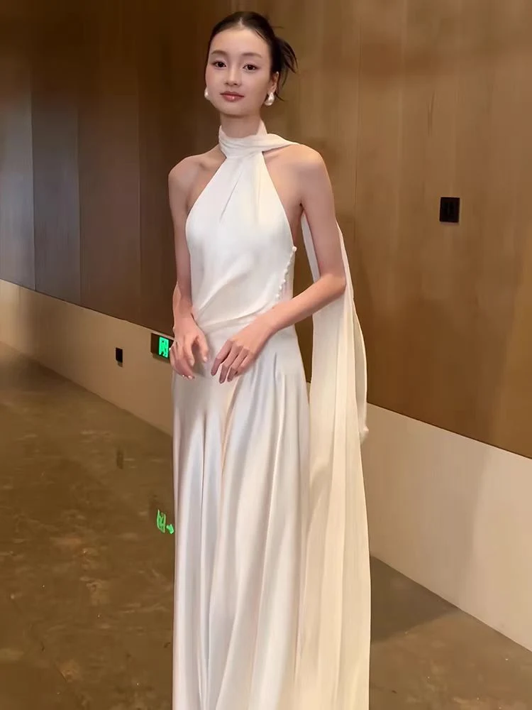 Robe de mariée décontractée en soie à col licou et dos nu avec drapé