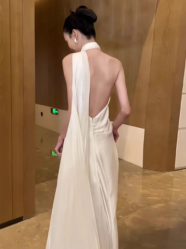 Robe de mariée décontractée en soie à col licou et dos nu avec drapé