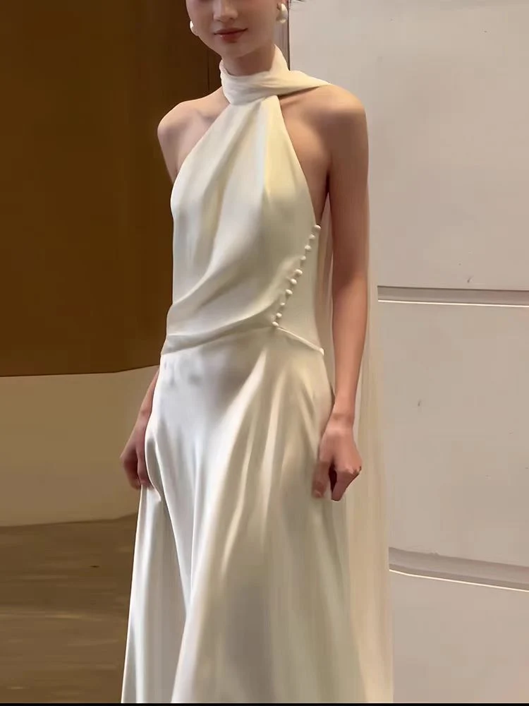 Robe de mariée décontractée en soie à col licou et dos nu avec drapé