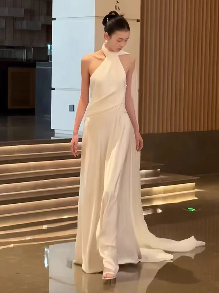 Robe de mariée décontractée en soie à col licou et dos nu avec drapé