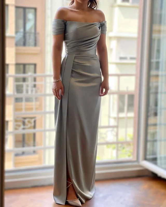 Robe fourreau argentée élégante à épaules dénudées et fente pour les occasions spéciales