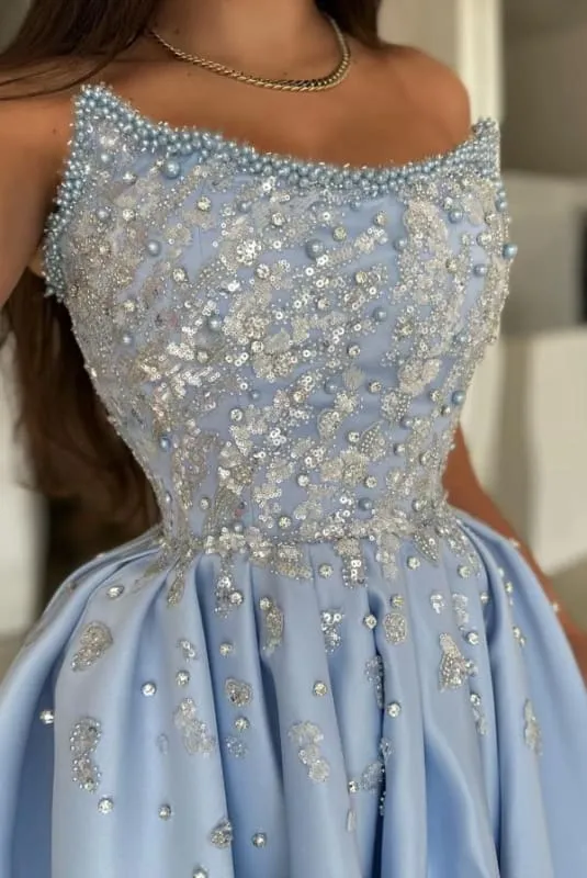 Robe de bal élégante en satin sans bretelles, coupe trapèze, avec détails froncés à paillettes