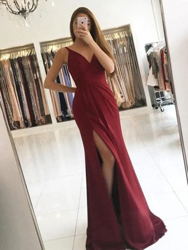 Robe de bal élégante sans manches en satin soyeux à col en V avec volants et traîne