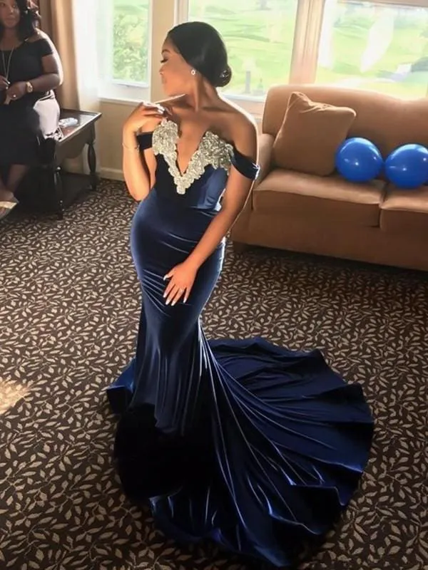 Robe de bal sirène élégante en velours à épaules dénudées et traîne à appliques