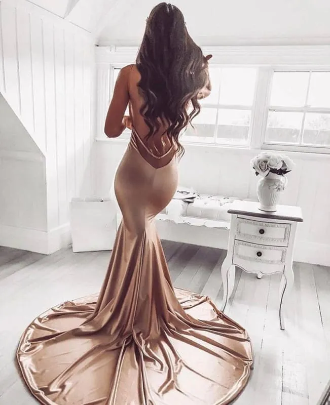 Robe sirène élégante en satin sans manches avec volants et traîne