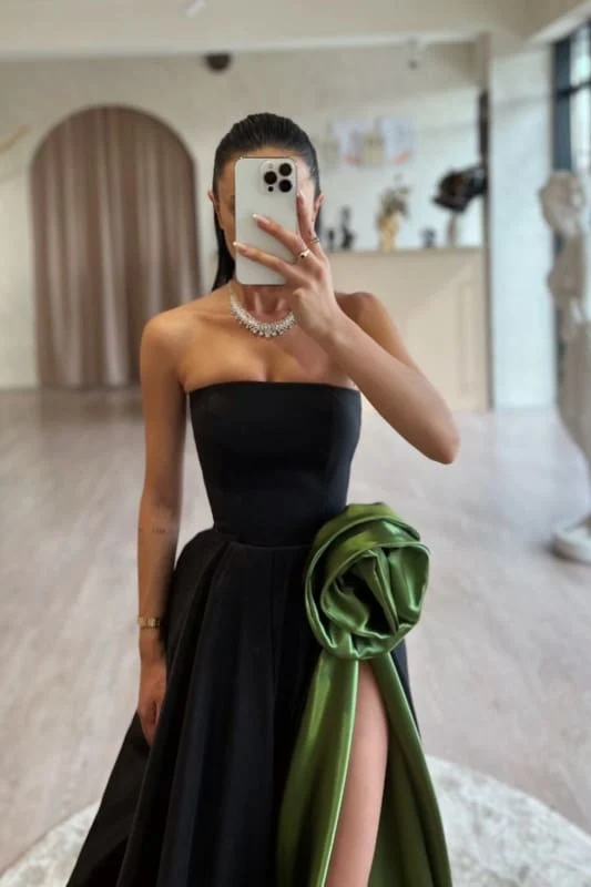 Robe de bal élégante en satin froncé, coupe trapèze, sans bretelles, avec fente haute et détails floraux