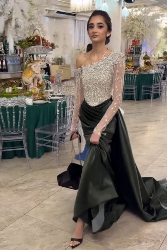 Robe de bal élégante à une épaule, manches longues et froncée en satin, ornée de perles, pour femme