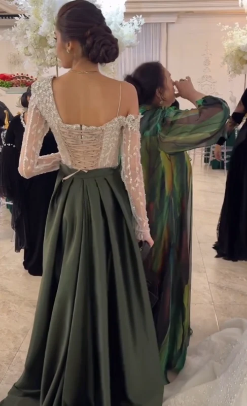 Robe de bal élégante à une épaule, manches longues et froncée en satin, ornée de perles, pour femme