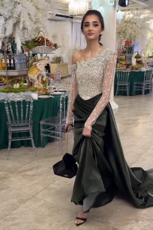 Robe de bal élégante à une épaule, manches longues et froncée en satin, ornée de perles, pour femme