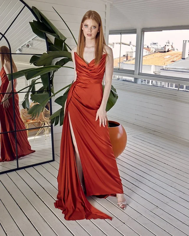 Superbe robe de bal sirène plissée rouge sans bretelles avec un design élégant et fendu