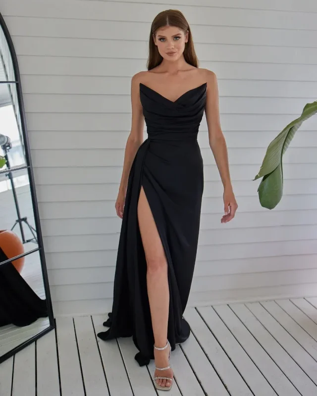 Superbe robe de bal sirène plissée rouge sans bretelles avec un design élégant et fendu