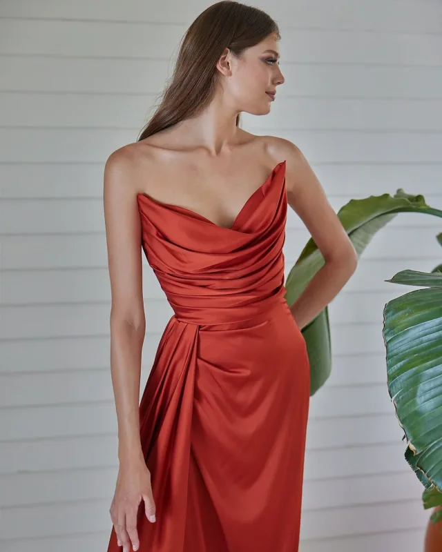 Superbe robe de bal sirène plissée rouge sans bretelles avec un design élégant et fendu