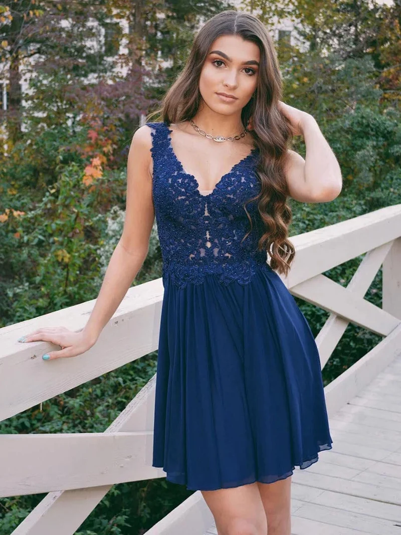 Robe de bal courte en dentelle bleu marine élégante avec col en V et manches longues pour remise de diplôme