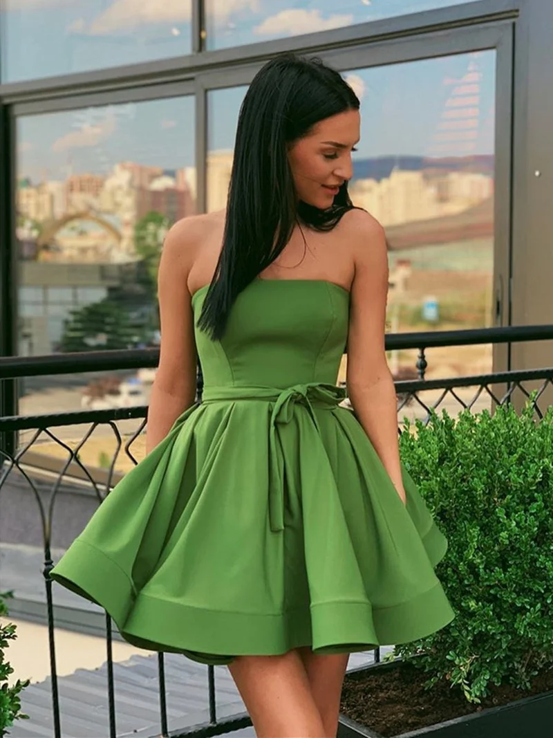 Robe de bal courte bustier chic en satin vert : tenue élégante pour un retour à la maison ou une remise de diplôme