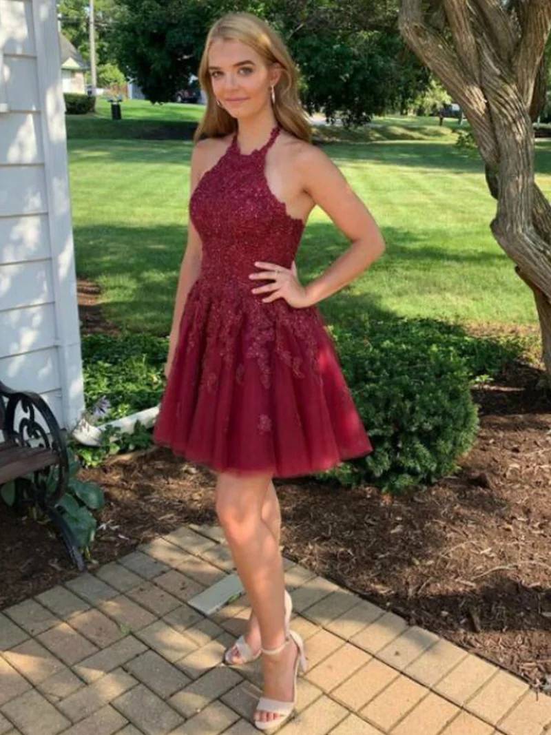 Robe de soirée élégante en dentelle bordeaux, col licou, coupe trapèze, avec dos croisé
