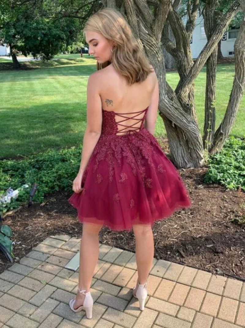 Robe de soirée élégante en dentelle bordeaux, col licou, coupe trapèze, avec dos croisé