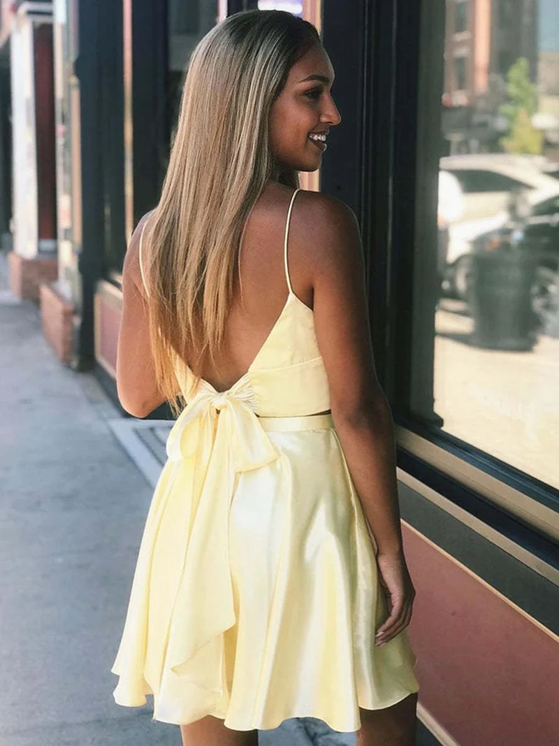 Robe de bal jaune deux pièces : coupe trapèze, col en V, dos nu avec fente, courte