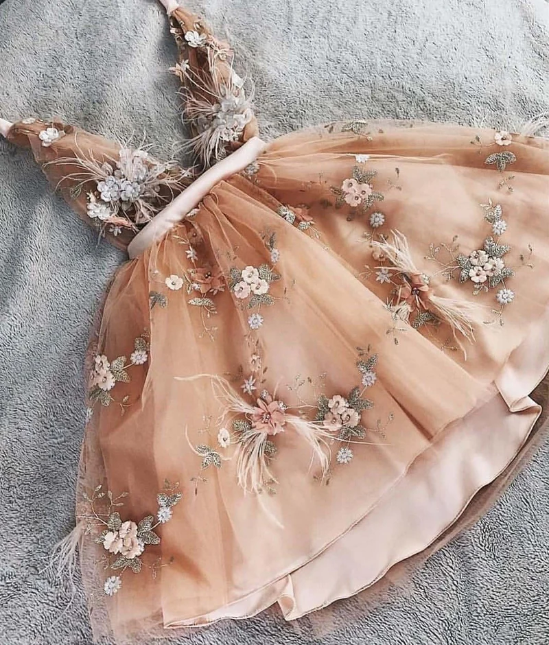Robe de bal et de retour élégante, courte, champagne, col en V, avec dentelle appliquée