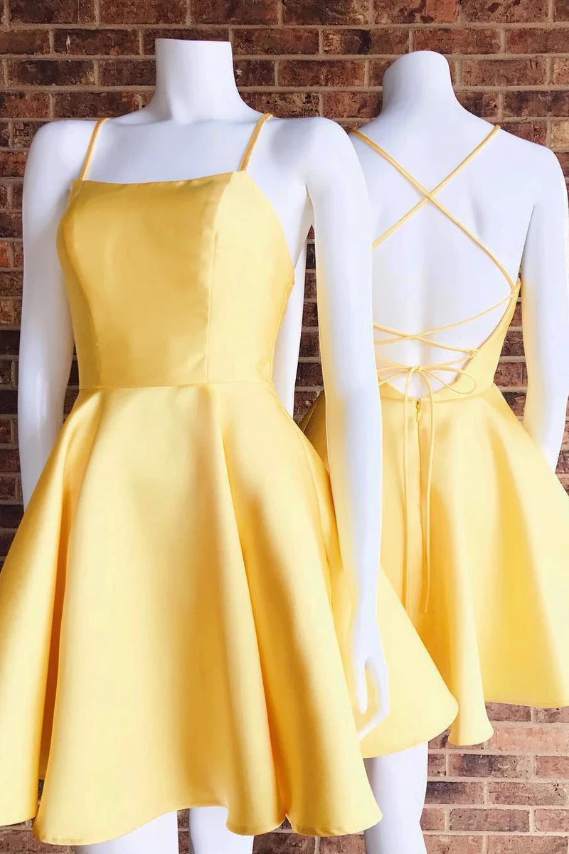 Robe de bal courte jaune chic dos nu : élégante robe trapèze en satin pour la rentrée et la remise des diplômes