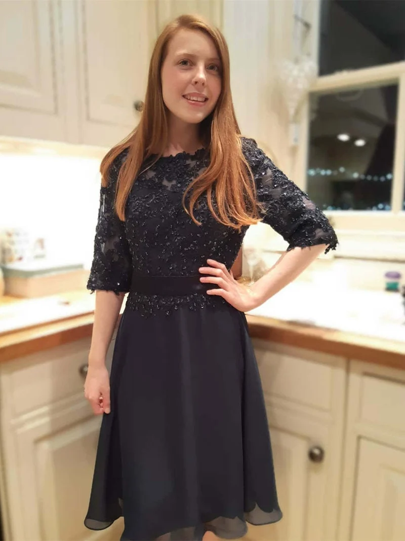 Robe de bal élégante en dentelle noire : manches mi-longues, détails perlés, robe de soirée de remise de diplôme formelle