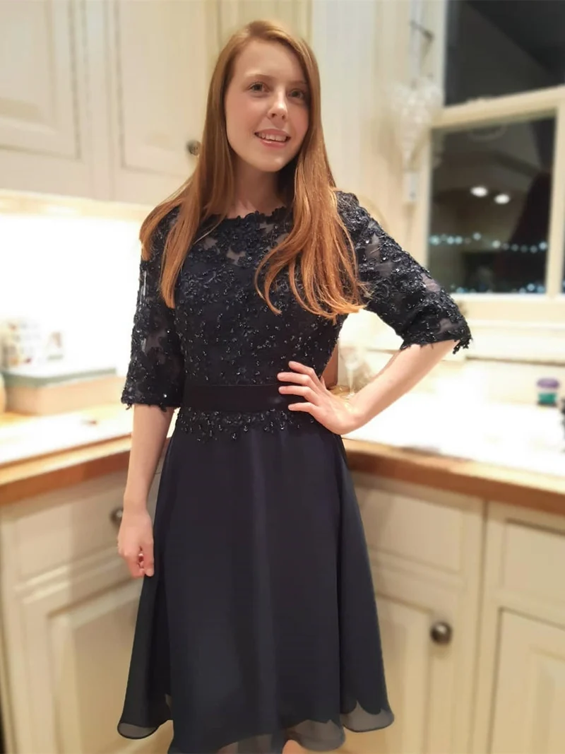 Robe de bal élégante en dentelle noire : manches mi-longues, détails perlés, robe de soirée de remise de diplôme formelle