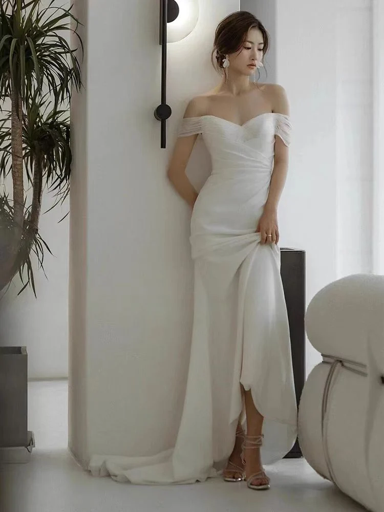 Robe de mariée décontractée en soie à épaules dénudées, avec traîne et drapé