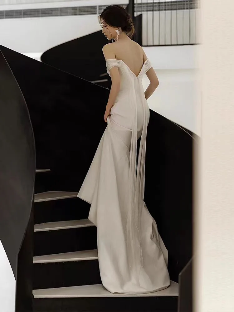 Robe de mariée décontractée en soie à épaules dénudées, avec traîne et drapé