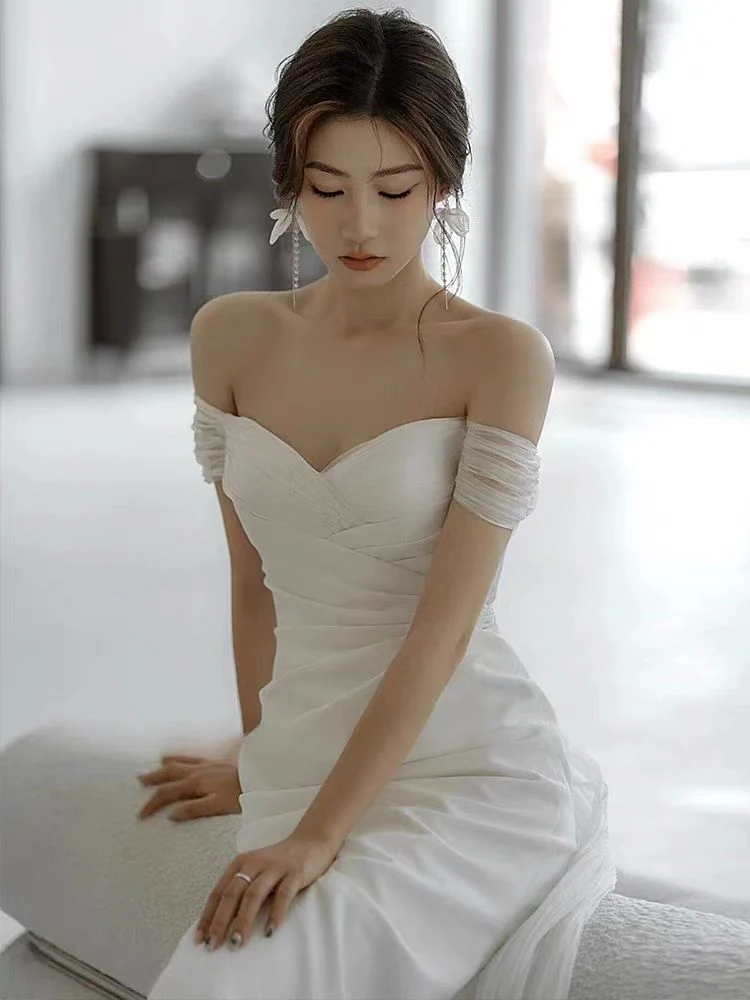 Robe de mariée décontractée en soie à épaules dénudées, avec traîne et drapé