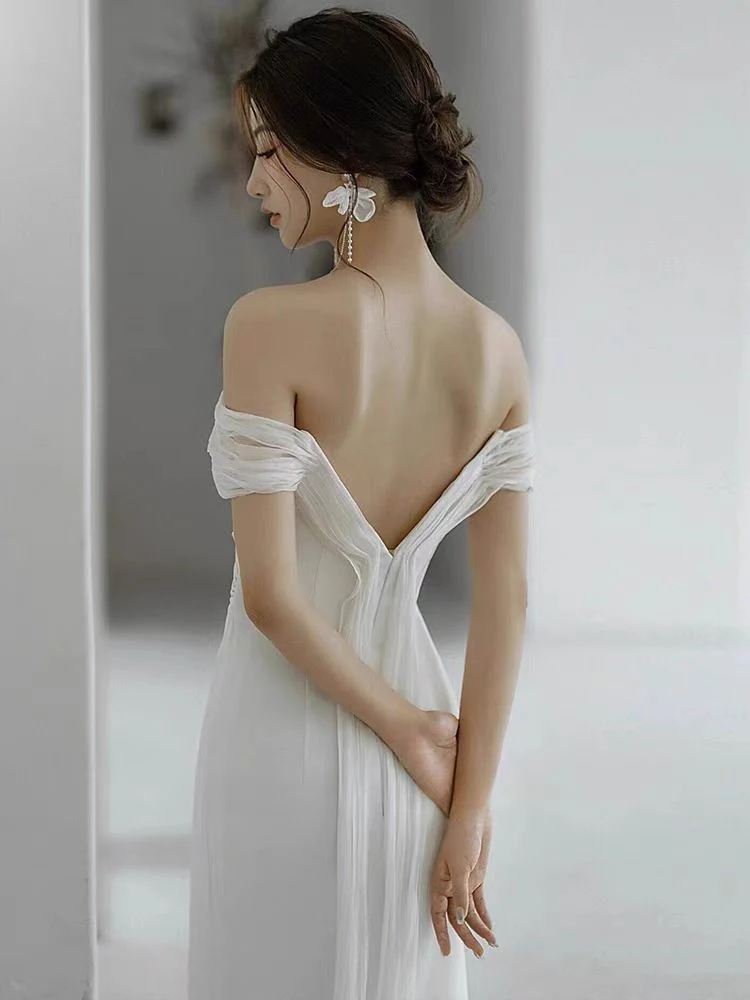 Robe de mariée décontractée en soie à épaules dénudées, avec traîne et drapé