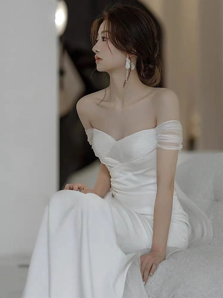 Robe de mariée décontractée en soie à épaules dénudées, avec traîne et drapé