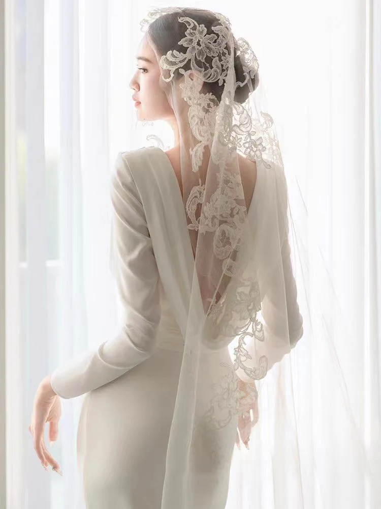 Robe de mariée en soie simple et modeste, manches longues, avec fente latérale