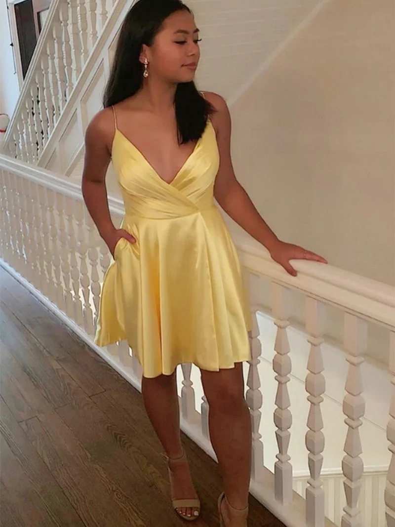 Robe de bal courte jaune en satin chic à col en V pour les soirées de rentrée et de remise de diplômes