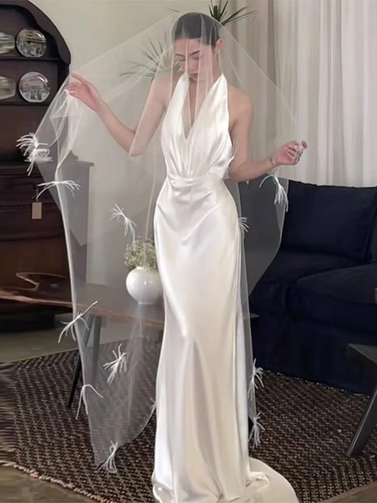 Robe de mariée en soie à col licou et dos nu