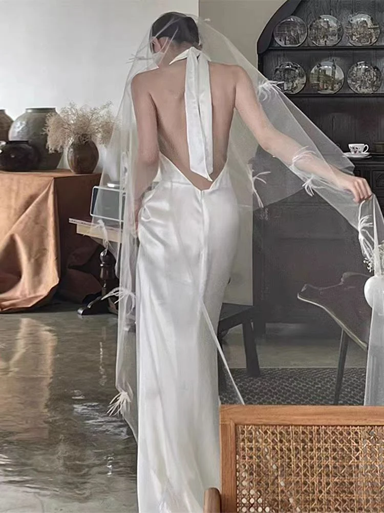 Robe de mariée en soie à col licou et dos nu