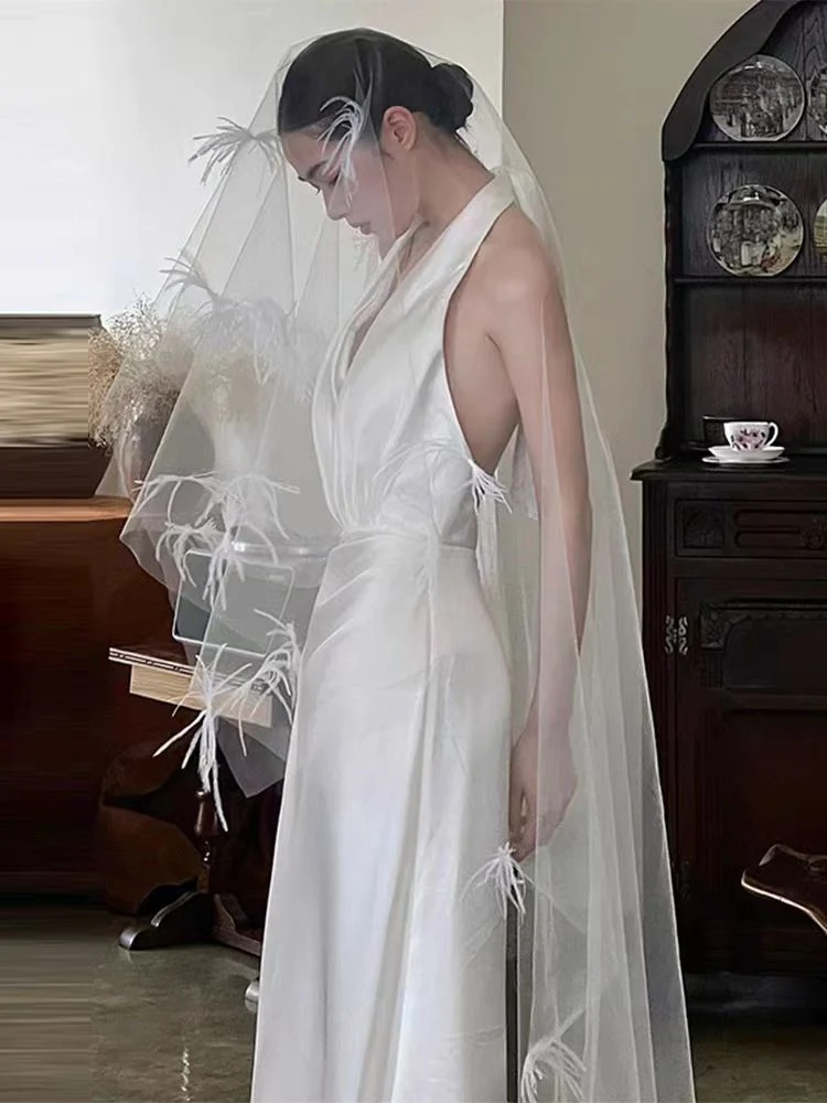 Robe de mariée en soie à col licou et dos nu