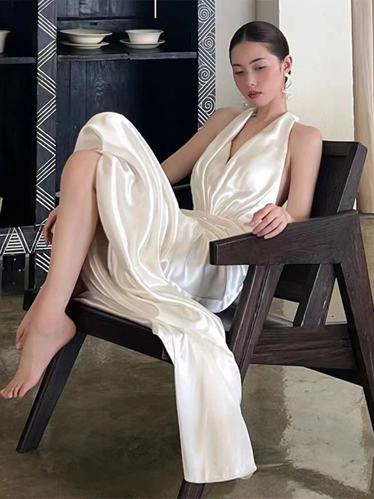 Robe de mariée en soie à col licou et dos nu