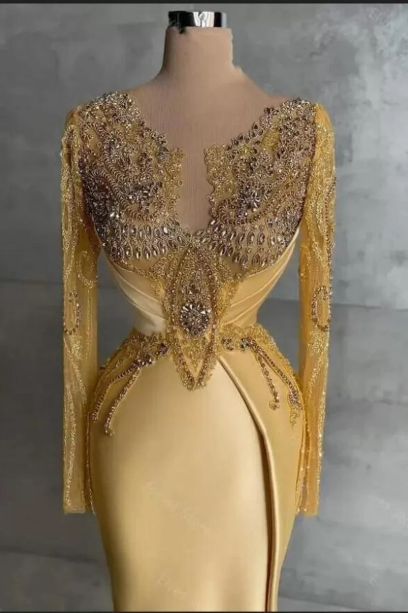 Robe de bal sirène en satin à col en V et manches longues, avec appliques perlées et dentelle