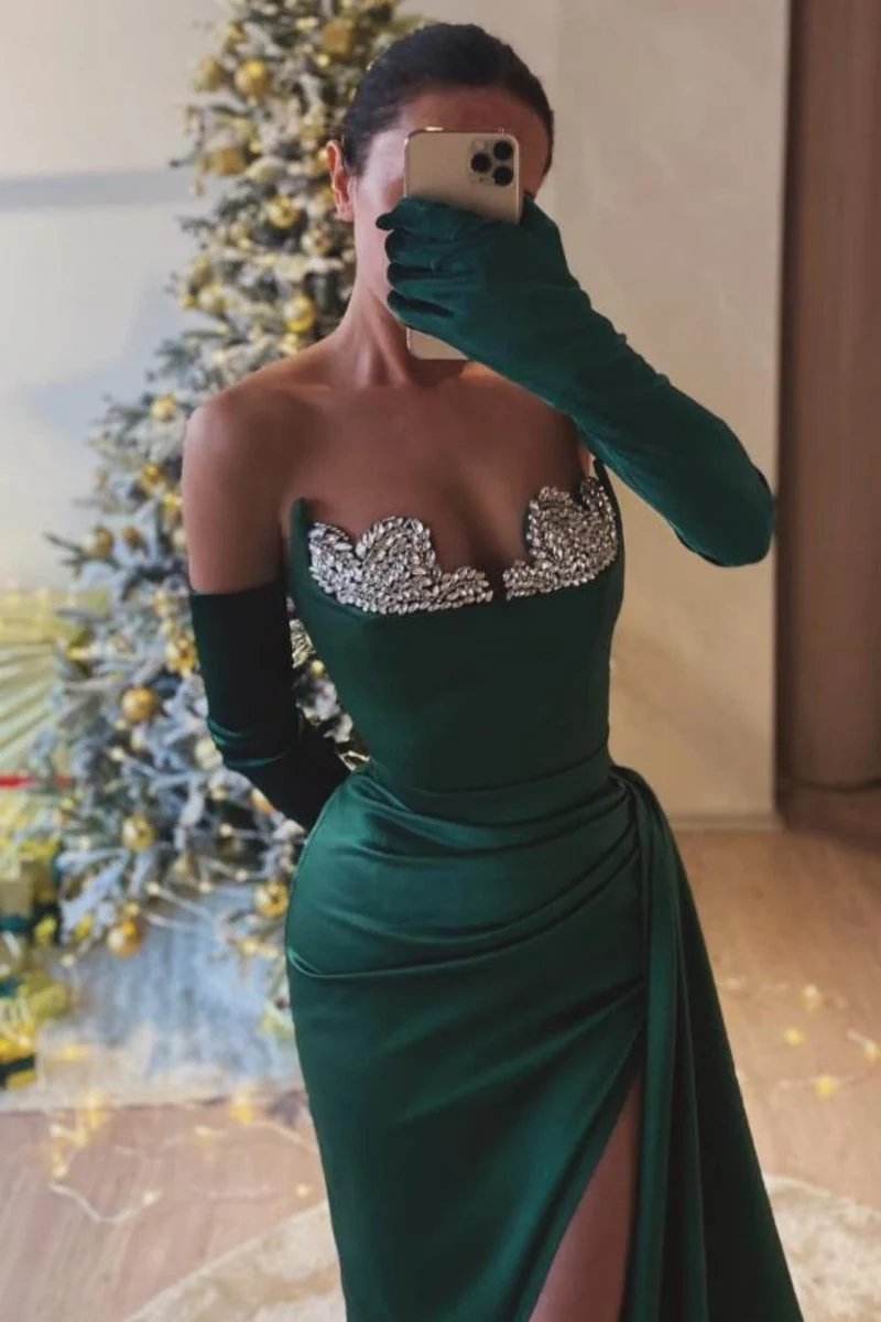 Robe de bal en satin froncé sans manches, fendue sur le côté, avec des détails élégants en diamants