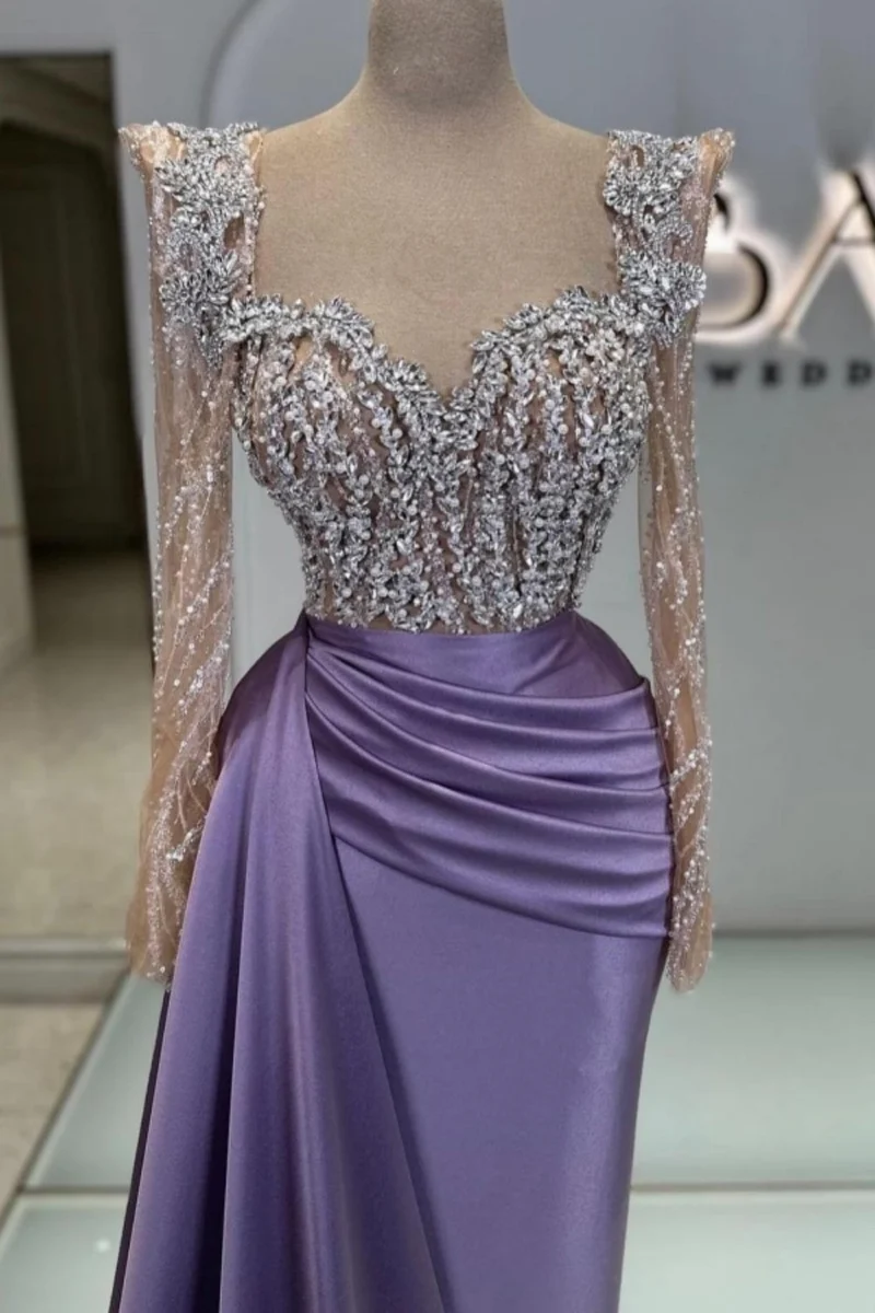 Charmante robe de bal en dentelle à manches longues et perles pour occasions spéciales