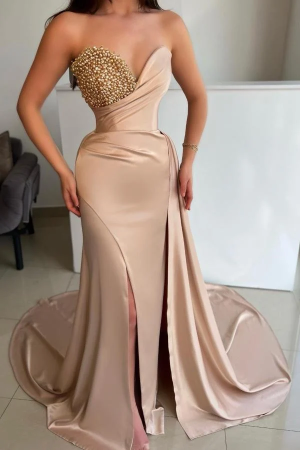 Robe de bal élégante en satin sans bretelles avec ornements de perles et fente sur le devant