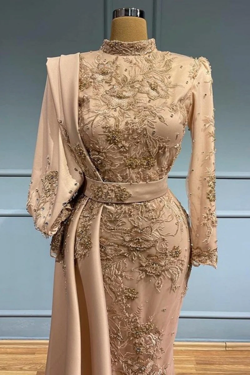 Robe de soirée sirène élégante en satin doré avec appliques, manches longues et traîne