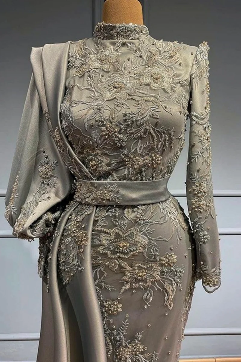 Robe de soirée sirène élégante en satin doré avec appliques, manches longues et traîne