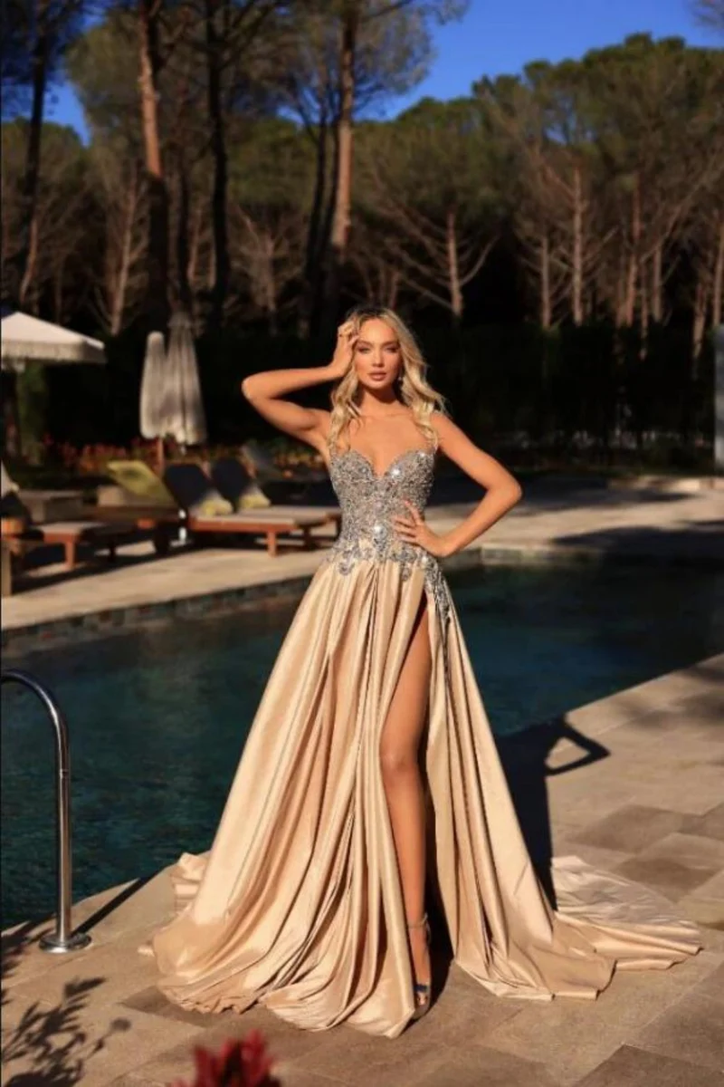 Robe de bal trapèze en satin froncé, fendue sur le côté et ornée de perles