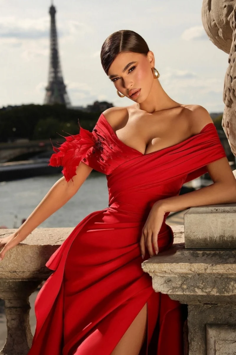 Robe de bal élégante en satin à épaules dénudées et fente haute, coupe trapèze, motif floral