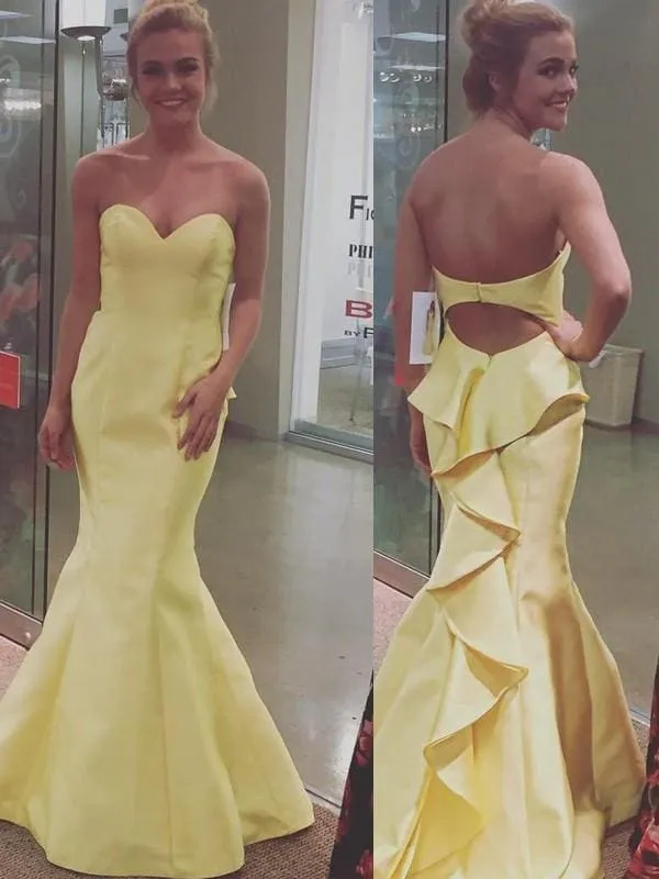 Robe de bal sirène élégante en satin à col en cœur, sans manches, traîne à balayage, robe superposée