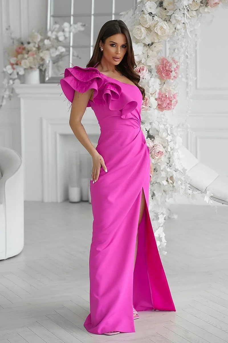 Robe de soirée longue haut asymétrique avec des plumes décoratives