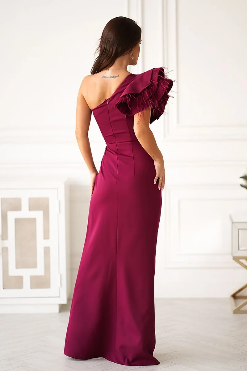 Robe de soirée longue haut asymétrique avec des plumes décoratives