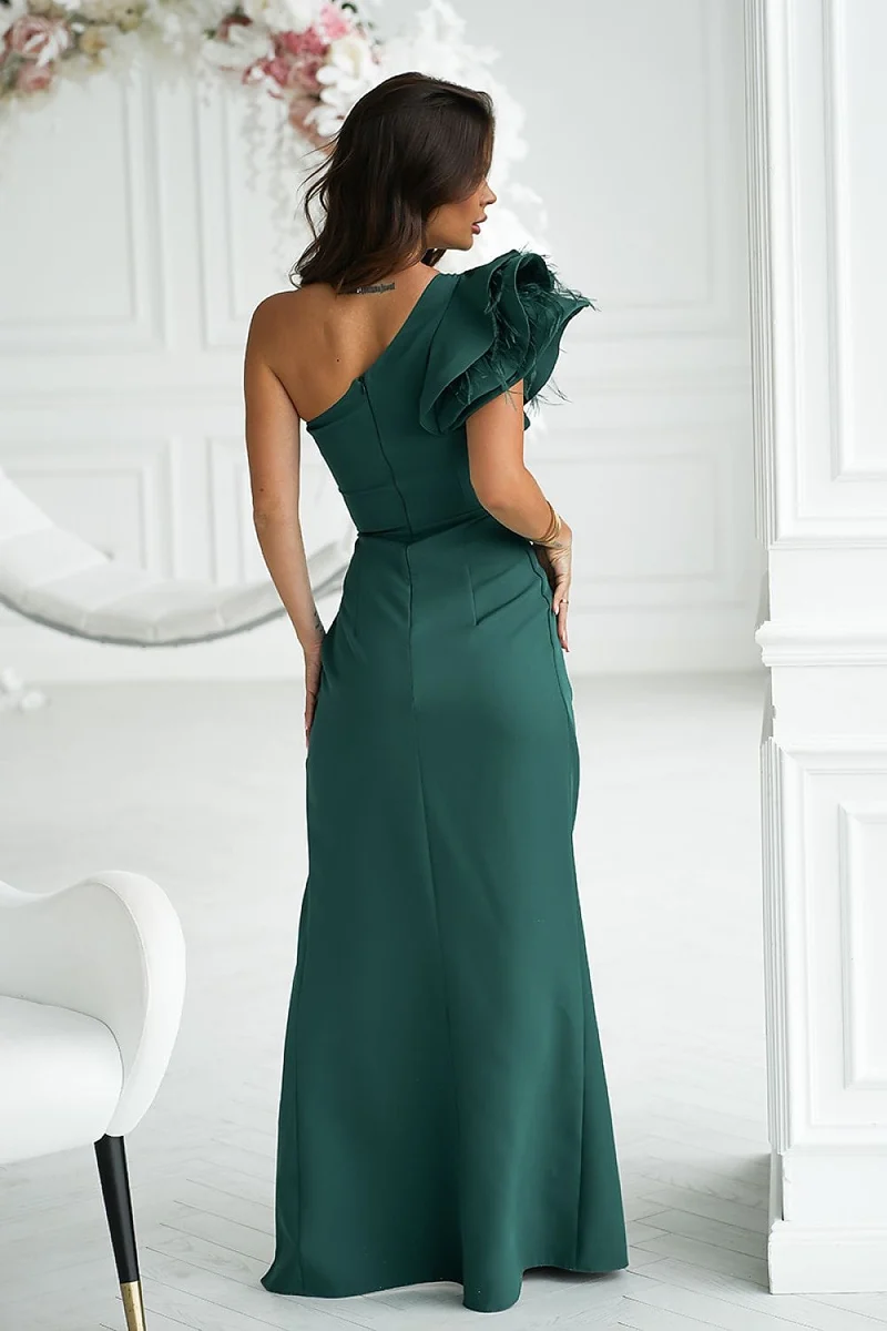 Robe de soirée longue haut asymétrique avec des plumes décoratives